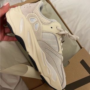 YEEZY BOOST 700 ANALOG